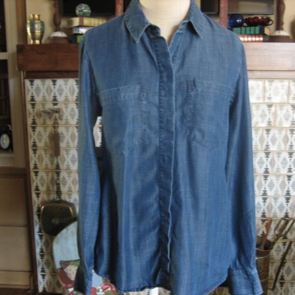 Orvis Tencel Chambray Button Down Blouse Collar Denim Look Size 6 Hidden buttons